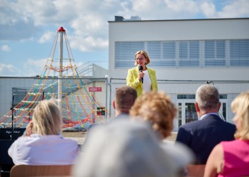 Landeshauptfrau Johanna Mikl-Leitner bei der Festrede vor der neuen Volksschule und Musikschule in Münchendorf.