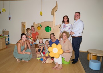 Betreuerin Nadine Mayer, Max und Olivia Meier, Päd. Elisabeth Wohlmuth und Familien-Landesrätin Christiane Teschl-Hofmeister (1. Reihe v.l.n.r.),  Päd. Bettina Jaklitsch mit Marlon Halmer, Landtagsabgeordnete Doris Schmidl und Bürgermeister Franz Aigner (2. Reihe v.l.n.r.).