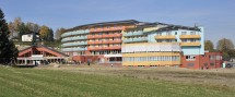 Das neue Kurzentrum wurde binnen 18 Monaten errichtet und verfügt über 148 Zimmer. Es werden 100 verschiedene Therapieformen angeboten.