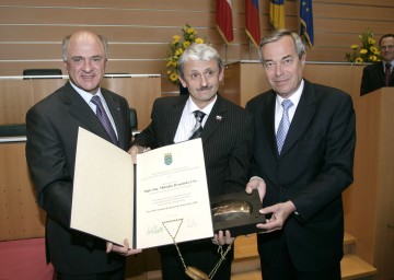 Landeshauptmann Dr. Erwin Pröll und der Vorsitzende des Senats der Donau-Universität Krems, Univ.Prof. Dr. Manfred Straube, überreichten Mikulas Dzurinda (Bild Mitte) den Preis für Europäische Regionale Integration 2007.