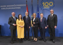 Von links nach rechts: Landeshauptmann a. D. Erwin Pröll, Schriftstellerin Cornelia Travnicek, Bundespräsident Alexander Van der Bellen, Landeshauptfrau Johanna Mikl-Leitner, Bürgermeister Michael Ludwig und Gastredner Philipp Blom.