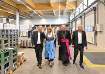Beim Rundgang durch den Neubau (v.l.n.r.): Obmann Florian Stöger, Landeshauptfrau Johanna Mikl-Leitner, Bischof Alois Schwarz und Geschäftsführer Ludwig Holzer.