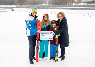 Sport-Landesrat Jochen Danninger und Familien-Landesrätin Christiane Teschl-Hofmeister mit Susanna und Magdalena.