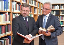 Landesrat Ludwig Schleritzko und der Obmann des Forum Erwachsenenbildung Niederösterreich, Bundesrat Karl Bader, beim Blättern in Büchern in der NÖ Landesbibliothek (v.l.n.r.)