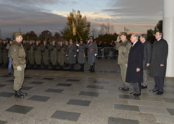 Brigadier Mag. Günter Schiefert, Kommandant der Flieger- und Fliegerabwehrschule in Langenlebarn, Landeshauptmann Dr. Erwin Pröll, Generaldirektor HYPO NOE-Gruppe Peter Harold und Bürgermeister Mag. Matthias Stadler bei der Angelobung im Landhausviertel in St. Pölten.