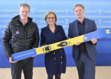 Die NÖ-Skigebiete sind für den Winter gerüstet: Geschäftsführer Markus Redl, Landeshauptfrau Johanna Mikl-Leitner und Geschäftsführer Michael Duscher (v.l.n.r.) sprachen zur bevorstehenden Wintertsaison.