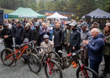 Trotz des Regenwetters feierten zahlreiche Gäste gemeinsam mit Landeshauptfrau Johanna Mikl-Leitner das Jubiläum der Wexl Arena und Wexl Trails sowie die Eröffnung des neuen Teichlifts. 
