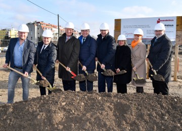 Spatenstich für Kindergarten in der Karl-Pfeffer-Gasse in St. Pölten mit LH-Stellvertreter Dr. Stephan Pernkopf (4.v.l.) und Bürgermeister Mag. Matthias Stadler (4.v.r.)