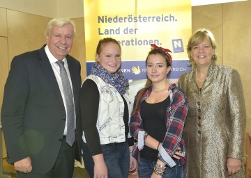 Tech-Dating in Amstetten: Landesschulrats-Präsident Mag. Johann Heuras, Tanja Offenthaler, Yasmin Dede (beide Schülerinnen des Poly Amstetten) sowie Frauen- und Bildungs-Landesrätin Mag. Barbara Schwarz.