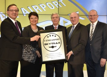 Verleihung der „4 Star Airport“-Auszeichnung an den Vienna International Airport mit Vorstandsdirektor Dr. Günther Ofner, Wiens Amtsführender Stadträtin Mag. Renate Brauner, „Skytrax“-CEO Edward Plaisted, Landeshauptmann Dr. Erwin Pröll und Vorstandsdirektor Mag. Julian Jäger. (v.l.n.r.)