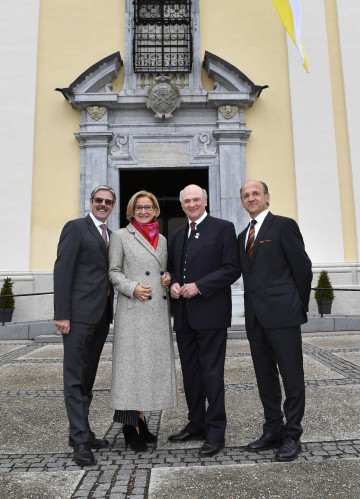 Erwin Hameseder (Obmann des Vereins zur Erhaltung der Basilika), Landeshauptfrau Johanna Mikl-Leitner, Landeshauptmann a. D. Erwin Pröll und Christian Schüller (Obmann des Pfarrkirchenrates), v.l.n.r.