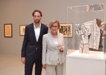 Landeshauptfrau Johanna Mikl-Leitner und Kunsthalle Krems-Direktor Florian Steininger beim Ausstellungsrundgang.