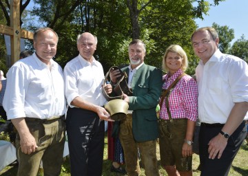 NÖ Landwirtschaftskammerpräsident Ing. Hermann Schultes, Landeshauptmann Dr. Erwin Pröll, der Landesobmann der Niederösterreichischen Alm- und Weidewirtschaft Josef Schrefel, NÖ Bauernbund-Direktorin Mag. Klaudia Tanner und Landesrat Dr. Stephan Pernkopf nahmen gestern, 15. August, am 63. NÖ Almwandertag teil.