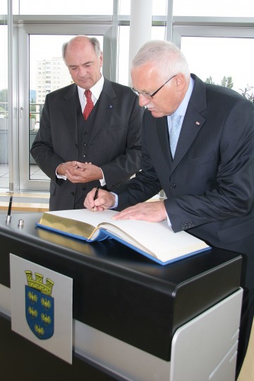 Staatsbesuch im NÖ Landhaus: Staatspräsident Dr. Vaclav Klaus trug sich auch in das „Goldene Buch des Landes Niederösterreich“ ein. 
