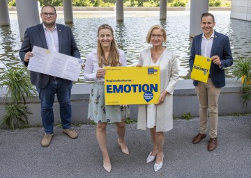 Die jüngsten Bürgermeister Niederösterreichs (v.l.) Stefan Klammer, Bernadette Geieregger, Landeshauptfrau Johanna Mikl-Leitner, Manuel Zusag mit der neuen Deklaration zur Bedeutung der Regionalkultur in Niederösterreich.