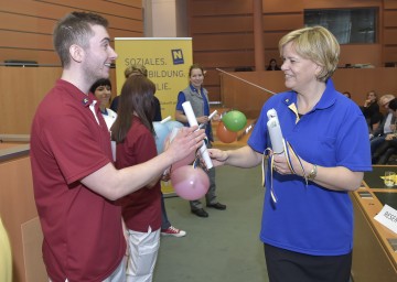 Sozial-Landesrätin Mag. Barbara Schwarz und Martin Gruber, NÖ Zivildiener des Jahres 2015