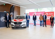 Sportlandesrat Jochen Danninger (3.v.l.) und Bürgermeister Matthias Stadler (4.v.l.) mit den Veranstaltern und Sponsoren nach der Pressekonferenz.