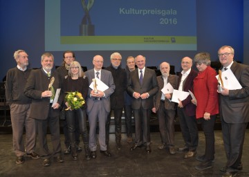 Landeshauptmann Dr. Erwin Pröll (5.v.r.) und Gastredner André Heller (6.v.l.) mit den Würdigungspreisträgern: Hermann Josef Painitz (Kategorie: Bildende Kunst), DI Josef Resch (Erwachsenenbildung), Walter Zyx und Inge Graf (Medienkunst), Mag. Michael Salamon (Musik), János Kárász (Architektur), Ernst Spirk (Volkskultur und Kulturinitiativen), Gerhard Ruiss (Literatur), Maria Auböck (Architektur) und Mag. Dr. Ernst Wurz (Sonderpreis 2016) (v.l.n.r.)