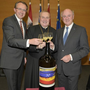 Weintaufe des Hauptstadtweines 2016 anlässlich \"30 Jahre Landeshauptstadt\": Prälat Mag. Maximilian Fürnsinn (Mitte), Propst des Stiftes Herzogenburg, mit den Taufpaten Bürgermeister Mag. Matthias Stadler und Landeshauptmann Dr. Erwin Pröll. (v.l.n.r.)