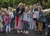 Die Kinder zeigten sich im Gespräch mit der Landeshauptfrau vom neuen Gebäude begeistert.