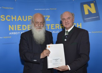 Landeshauptmann Dr. Erwin Pröll und Prof. Dr. Rudolf Bretschneider präsentierten am Freitag, 27. April, eine Studie zum Kultur- und Landesbewusstsein in Niederösterreich, nach der u. a. 88 Prozent der Bevölkerung Niederösterreich für ein echtes Kulturland halten, 80 Prozent Kultur als wichtig für das Land einstufen und 90 Prozent keine Budgetkürzungen bei der Kultur in Niederösterreich wollen.