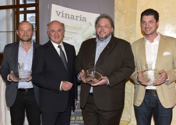 „Vinaria-Trophy 2015\": Leopold Kemetner vom Bio-Weingut Kemetner aus Etsdorf, Landeshauptmann Dr. Erwin Pröll, Bernhard Ott vom Weingut Ott aus Feuersbrunn und Franz Josef-Gritsch vom Mauritiushof aus Spitz (Im Bild von links nach rechts)