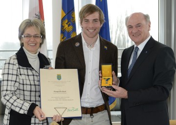 Goldenes Ehrenzeichen für Benjamin Karl: Im Bild der erfolgreiche Snowboarder mit Landeshauptmann Dr. Erwin Pröll und Landesrätin Dr. Petra Bohuslav.