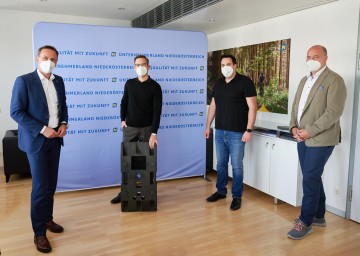 Wirtschaftslandesrat Jochen Danninger, IoT Baseplate GF Klaus Heimbuchner, KOSTAD Steuerungsbau Danny Dimitrov, accent GF Michael Moll (v.l.).