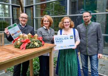 Am Foto (v .l.): Landesobmann von Urlaub am Bauernhof NÖ Peter Höbarth, Familien-Landesrätin Christiane Teschl-Hofmeister und Familie Mayer vom Einkehrhof Poggau, die den Adventkalender-Preis am 24.12. zur Verfügung stellt.