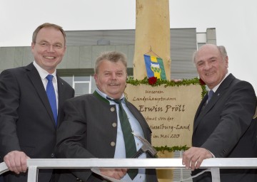 Landesrat Dr. Stephan Pernkopf, Bürgermeister Karl Gerstl und Landeshauptmann Dr. Erwin Pröll (von links) vor dem Maibaum im NÖ Landhaus