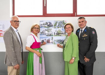 Bei der Projektpräsentation „Neubau Rot-Kreuz-Bezirksstelle Gmünd“: (v.l.) Architekt Gerhard Macho, Landeshauptfrau Johanna Mikl-Leitner, Bürgermeisterin Helga Rosenmayer und der Bezirksstellenleiter des RK Gmünd, Klaus Rosenmayer.