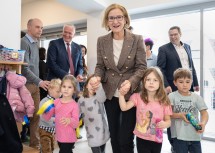 Landeshauptfrau Johanna Mikl-Leitner machte gemeinsam mit Kindergartenkindern und den Fest- und Ehrengästen einen Rundgang durch den Kindergarten. 