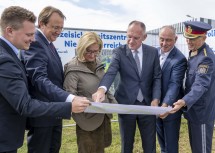 Bundesrat Florian Krumböck, Bürgermeister Matthias Stadler, Landeshauptfrau Johanna Mikl-Leitner, Bundesinnenminister Gerhard Karner, Vizebürgermeister Matthias Adl und Landespolizeidirektor Franz Popp begutachten den Plan zur Erweiterung des Sicherheitszentrums St. Pölten.