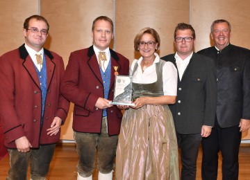 Den Ehrenpreis in Bronze erhielt die Musikkapelle Türnitz (Bezirk Lilienfeld) von Landeshauptfrau Johanna Mikl-Leitner (Mitte) überreicht.