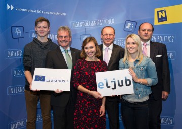 Diskutierten über Sinn und Herausforderungen für Europa: David Seuferlein aus Deutschland, Jugend-Landesrat Mag. Karl Wilfing, Julia Woch aus Polen, der Abgeordnete zum Europäischen Parlament Mag. Othmar Karas, Tanja Nagl aus Niederösterreich und Mag. Harald Hartung, Referatsleiter „Jugendpolitik und Jugendprogramm“ in der Generaldirektion Bildung und Kultur der Europäischen Kommission. (v.l.n.r.)