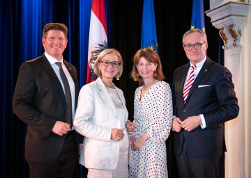 Von links nach rechts: Bezirkshauptmann Christian Pehofer, Landeshauptfrau Johanna Mikl-Leitner, Landesamtsdirektor-Stellvertreterin Verena Sonnleitner und Landesamtsdirektor Werner Trock.
