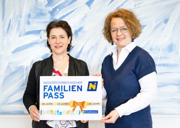 NÖ Familienland GmbH-Geschäftsführerin Barbara Trettler und Familien-Landesrätin Christiane Teschl-Hofmeister