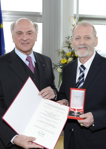 Landeshauptmann Dr. Erwin Pröll überreichte das \"Große Silberne Ehrenzeichen für Verdienste um die Republik Österreich\" an Klubobmann Mag. Günther Leichtfried.