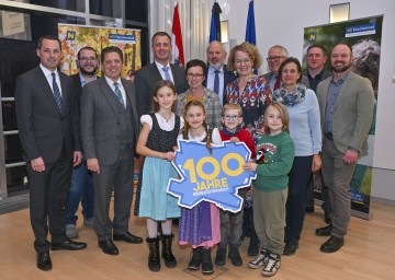 Landesrätin Christiane Teschl-Hofmeister mit den Vertretern der Siegergemeinden und Kindern im Landhaus in St. Pölten. 