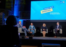 Moderator Benedikt Fuchs diskutiert mit Daniela Fuchshuber, Prokuristin Fuchshuber Agrarhandel GmbH, Barbara Weinzetl, Geschäftsführerin Weinzetl Holding GmbH und Mathias Köhler Geschäftsführer ZKW Elektronik GmbH über aktuelle Herausforderungen und künftige Visionen heimischer Unternehmerinnen und Unternehmer.