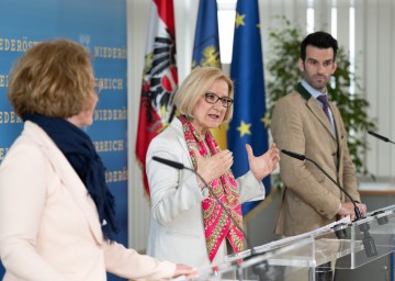 Landeshauptfrau Johanna Mikl-Leitner (m.), LH-Stellvertreter Udo Landbauer (r.) und Landesrätin Christiane Teschl-Hofmeister (l.) stellten heute im Zuge einer Pressekonferenz im NÖ Landhaus in St. Pölten den neuen NÖ Wohn- und Heizkostenzuschuss vor.