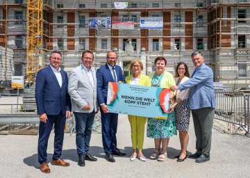 Von links nach rechts: Ortsvorsteher Mauer-Greinsfurth Manuel Scherscher, Bürgermeister Christian Haberhauer, Landtagsabgeordneter Bernhard Ebner, Landeshauptfrau Johanna Mikl-Leitner, Moststraßen-Obfrau Michaela Hinterholzer, Regina Bauer (Landesklinikum Mauer) und Erwin Klissenbauer (Geschäftsführer Schallaburg KulturbetriebsgesmbH)
