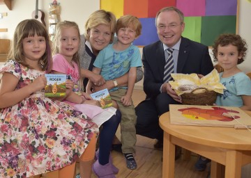 Die Landesräte Mag. Barbara Schwarz und Dr. Stephan Pernkopf präsentieren mit Kindergartenkindern das neue Kinderbuch „Roggenkorn Roger“.