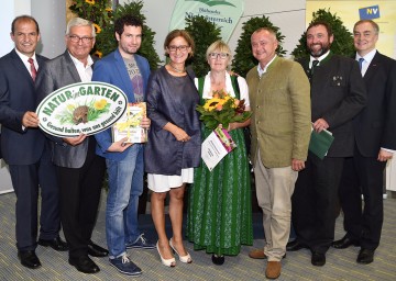 Bei der Verleihung „Blühendes NÖ“: der Vizepräsident der Landwirtschaftskammer Niederösterreich Bgm. Otto Auer, der Präsident des Gemeindebundes und des Vereines „Natur im Garten“ LAbg. Bgm. Mag. Alfred Riedl, GfGR David Berl (Marktgemeinde Laxenburg), Landeshauptmann-Stellvertreterin Mag. Johanna Mikl-Leitner, Christa Eibl (Marktgemeinde Laxenburg), LAbg. Bgm. Hans Stefan Hintner, David Rappold (Marktgemeinde Laxenburg) und der Vizepräsident der Wirtschaftskammer NÖ Dr. Christian Moser. (v.l.n.r.)