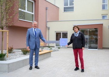 Wohnbau-Landesrat Martin Eichtinger bei der Schlüsselübergabe mit der Mieterin Eva Pfeiffer in Eggendorf