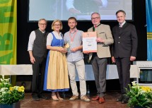 Günter Hansinger (mitte) überzeugte die Jury mit seinem Kürbiskernaufstrich. Aus den Händen von (v.l.) Messepräsident Uwe Scheutz, Landeshauptfrau Johanna Mikl-Leitner, LH-Stellvertreter Stephan Pernkopf und LKNÖ-Präsident Johannes Schmuckenschlager konnte der Kilber den Preis entgegennehmen.