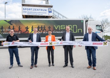 Im Bild von links nach rechts: Franz Kaiblinger von Vision Run, Landesrat Jochen Danninger, Bürgermeister Matthias Stadler, Bettina Hörmann von Raiffeisen und Markus Wieser von der Arbeiterkammer 