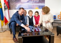 Jochen Danninger und Christiane Teschl-Hofmeister testen „Sport-Memo“ mit Sophie, Theodor und Maximilian.