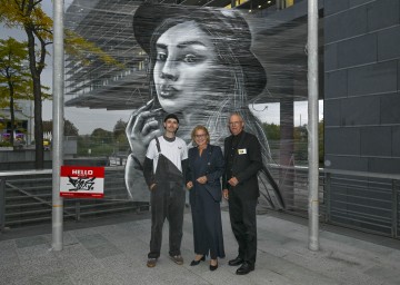 Landeshauptfrau Johanna Mikl-Leitner, flankiert von Harald Knabl (rechts) und Pascal Gruber (RoxS, links) vor einem Kunstwerk des Spraykünstlers aus Waidhofen an der Ybbs bei der Auftaktveranstaltung zu den „NÖ Tagen der offenen Ateliers“ in St. Pölten.