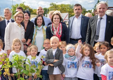 Kindergarteneröffnung in Hollabrunn mit Abteilungsleiter Helmut Schneider, Landeshauptfrau Johanna Mikl-Leitner, den Kindergartenleiterinnen Martina Schwabl (Kindergarten II.) und Doris Hasenberger (Kindergarten I.), dem Interkulturellen Mitarbeiter Ammar Abbas, Stadträtin Claudia Mühlbach, Bürgermeister a.D. Erwin Bernreiter und Bürgermeister Alfred Babinsky (v.l.n.r.)